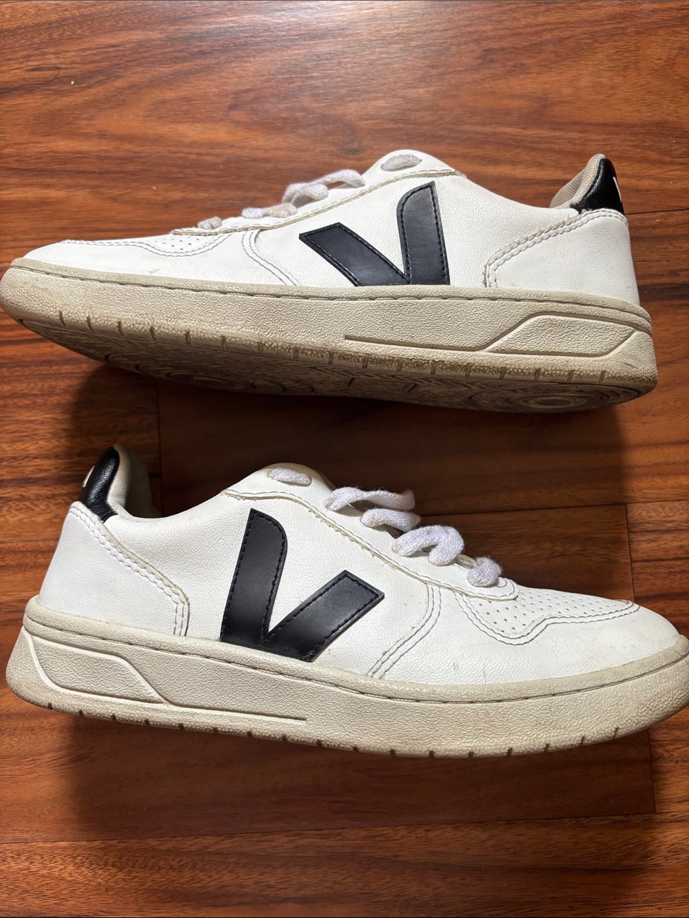 Veja v10 White and black leather sneakers *like new*